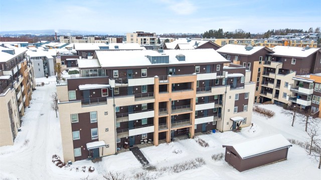 Leiligheten ligger i 2. etasje. Trappefritt til leiligheten og ned i garasjen