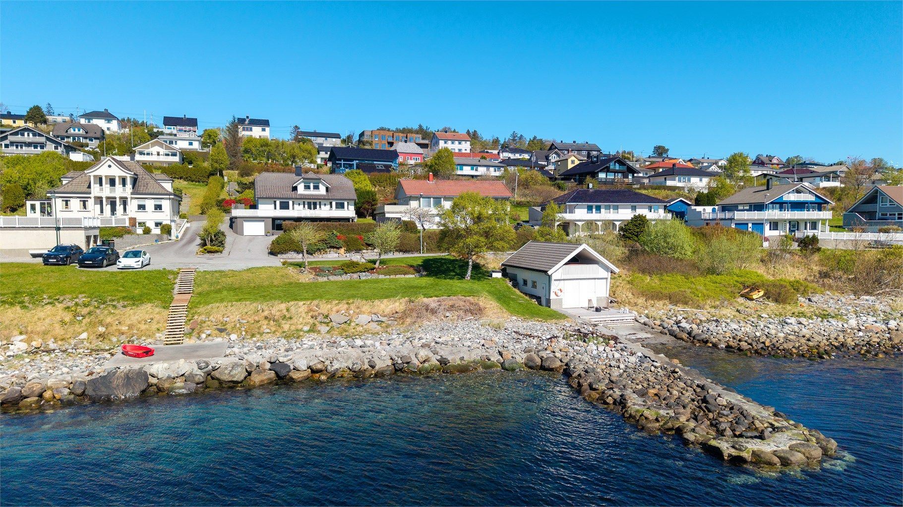 Det er mulighet for kjøp av naustplass med naust rett nedenfor eiendommen