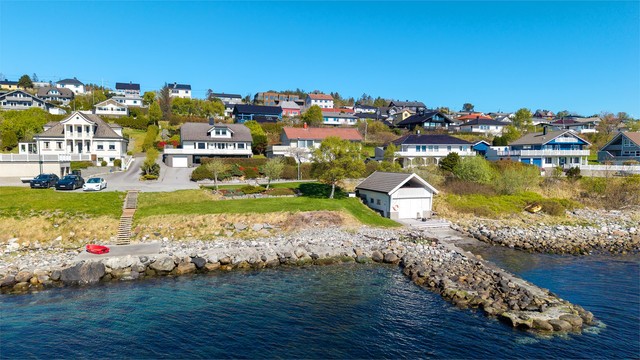 Det er mulighet for kjøp av naustplass med naust rett nedenfor eiendommen