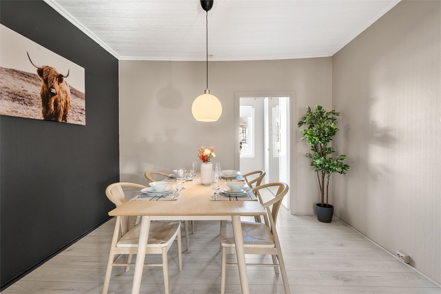 Innbydende spisestue med god plass til venner og familie til middagsselskap