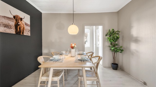 Innbydende spisestue med god plass til venner og familie til middagsselskap