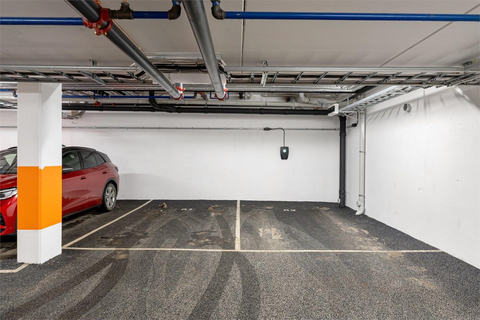 Boligen disponerer 2 garasjeplasser i felles garasjeanlegg. En av plassene har lader til el-bil. Det går heis rett ned