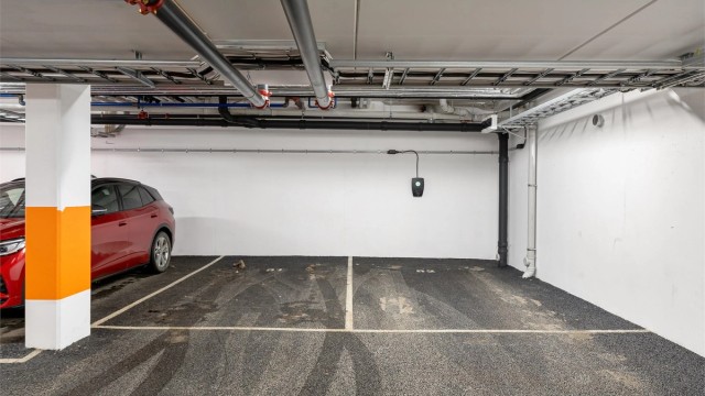 Boligen disponerer 2 garasjeplasser i felles garasjeanlegg. En av plassene har lader til el-bil. Det går heis rett ned