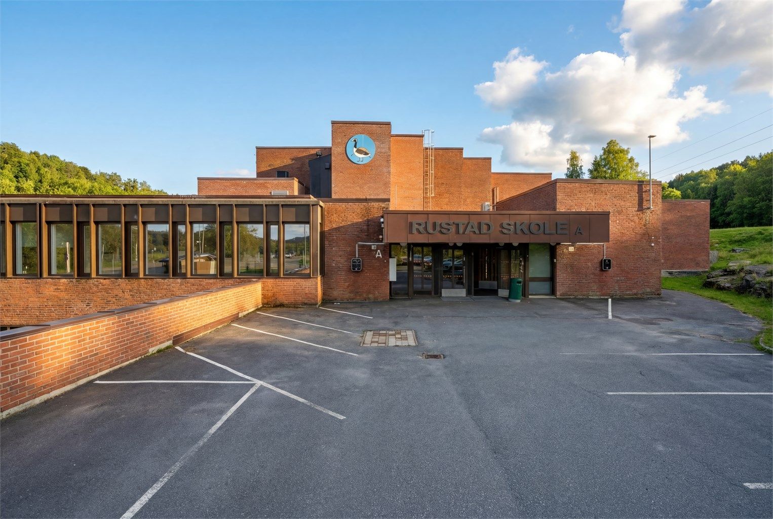 Rustad skole (1-7. trinn) ligger i trygg gangavstand, 5-6 minutter fra boligen.