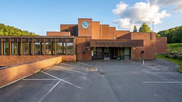 Rustad skole (1-7. trinn) ligger i trygg gangavstand, 5-6 minutter fra boligen.