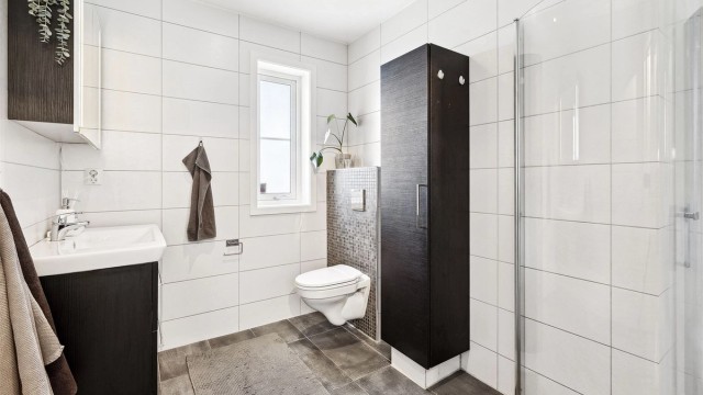 Bad 2 i 1.etg. Moderne og pent bad med innfellbare dusjdører.