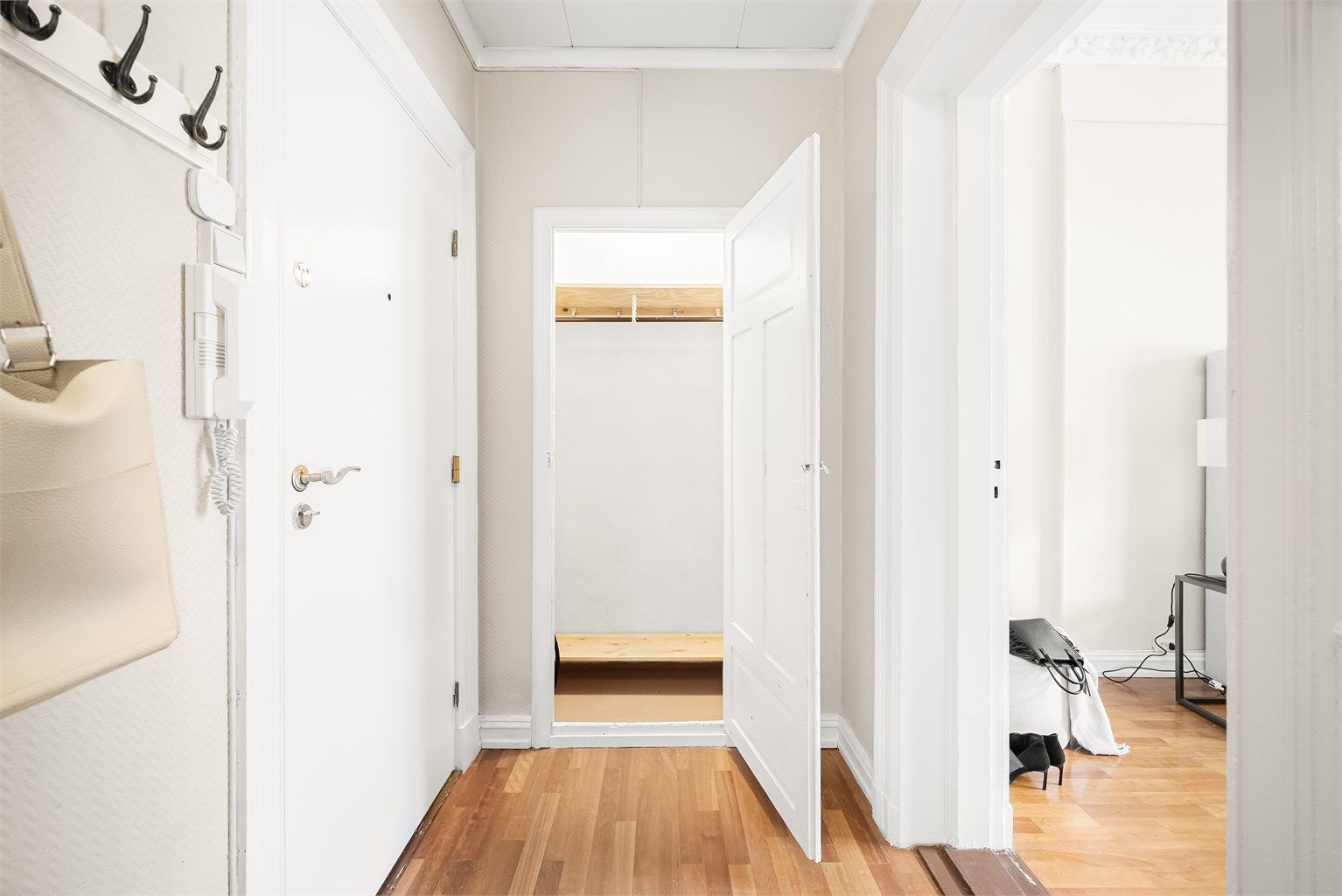 Praktisk entré med innebygget garderobe.