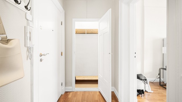 Praktisk entré med innebygget garderobe.