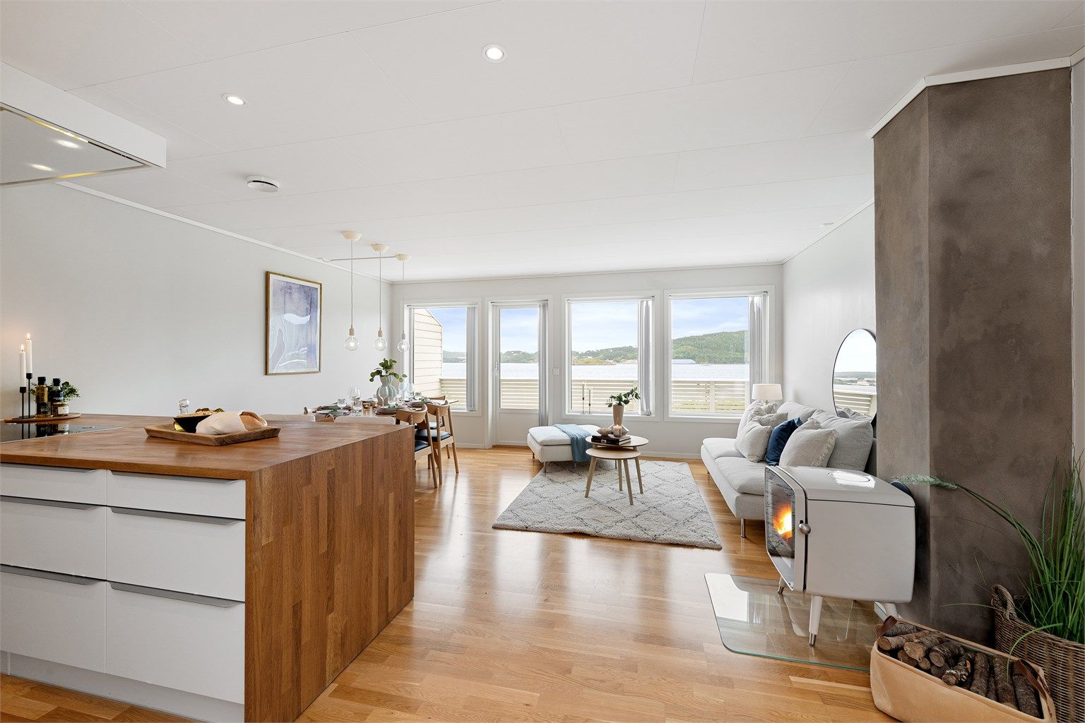 Det er åpen løsning mellom stue og kjøkken og praktisk kjøkkenøy mot stuedel