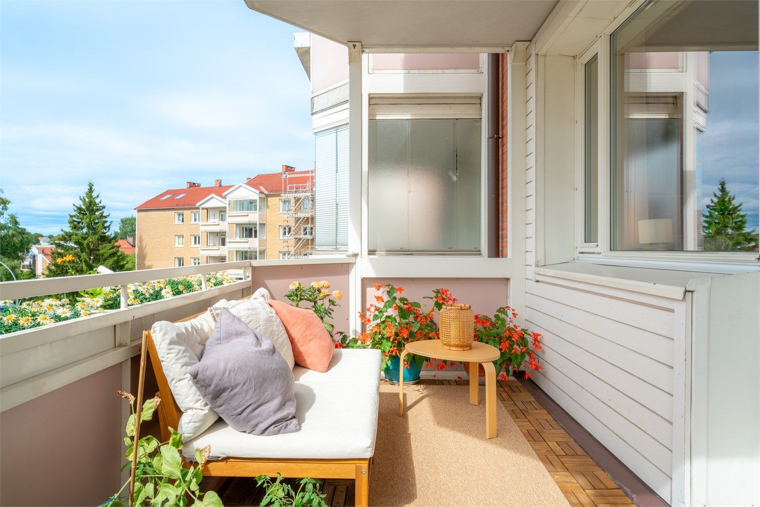 En lekker og luftig leilighet med romslig balkong og god plass til sittegruppe. Her får du frodig utsyn mot borettslagets grønne fellesarealer. Foto: Henrik Eriksen