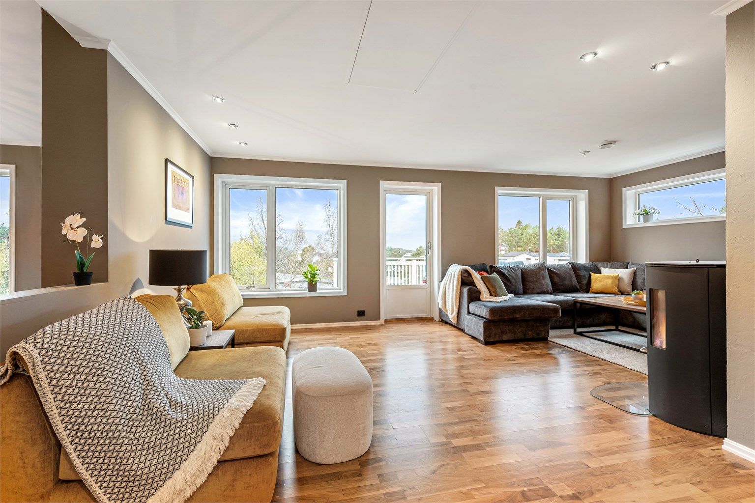 Stue i 1.etasje med utgang til balkong