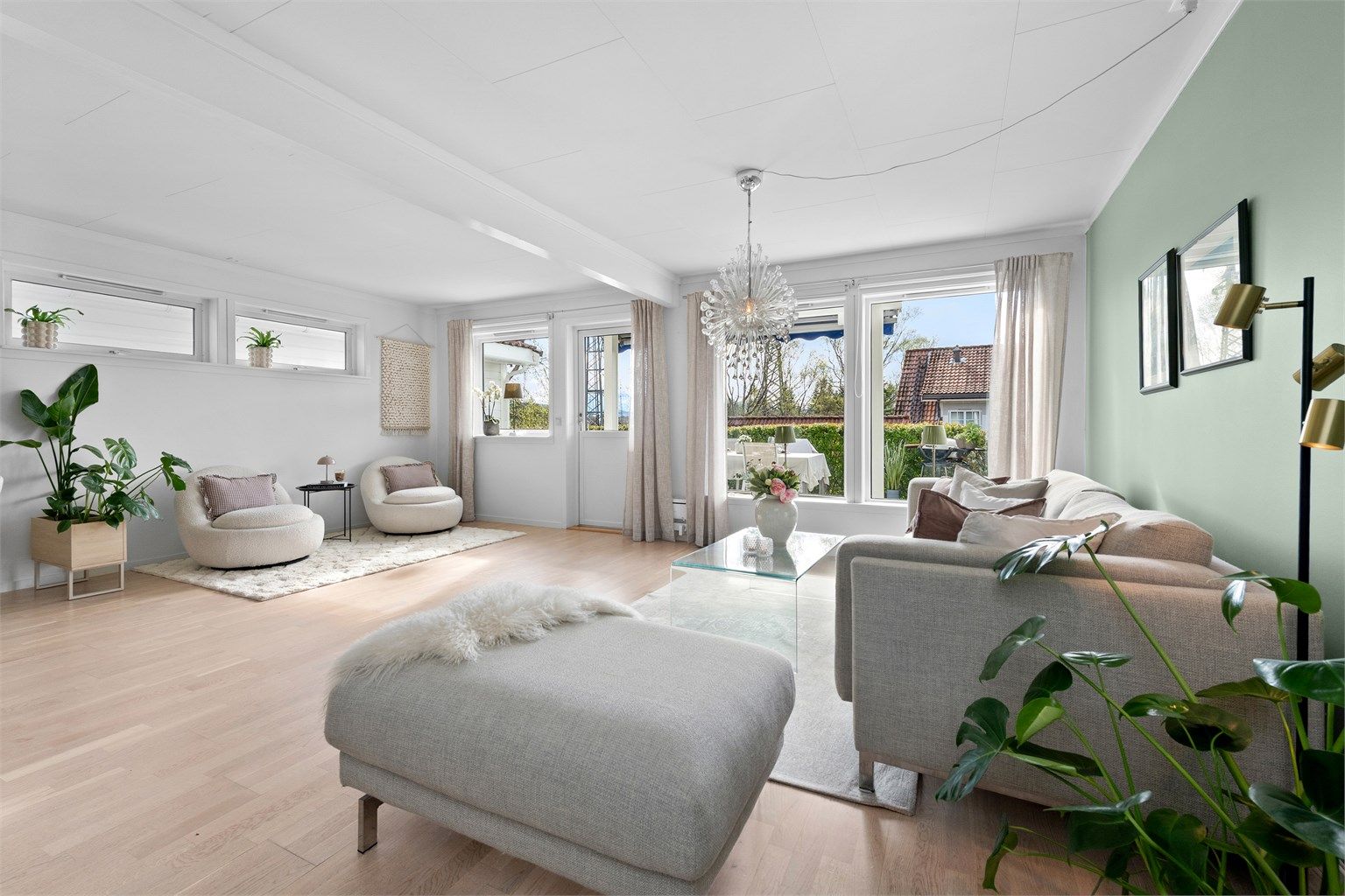 Hovedetasjen har en åpen og sosial planløsning med parkett på gulv, og direkte utgang til en stor markterrasse på 36 m²