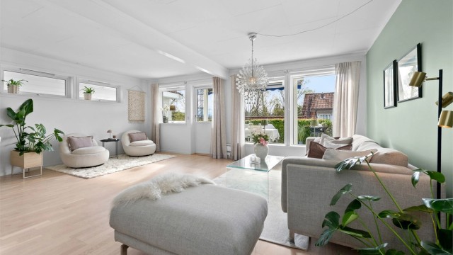 Hovedetasjen har en åpen og sosial planløsning med parkett på gulv, og direkte utgang til en stor markterrasse på 36 m²