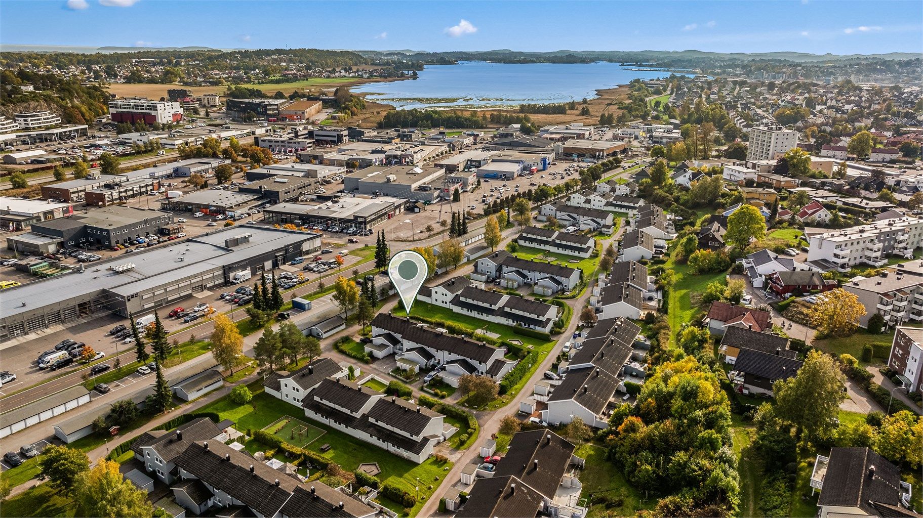 Beliggenhet på Heimdal med kort vei til handelsområdet på Kilen og sjøen.