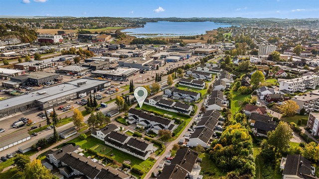Beliggenhet på Heimdal med kort vei til handelsområdet på Kilen og sjøen.