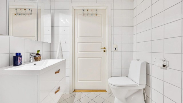 Badet har en stilren innredning fra Megaflis og behagelig gulvvarme.