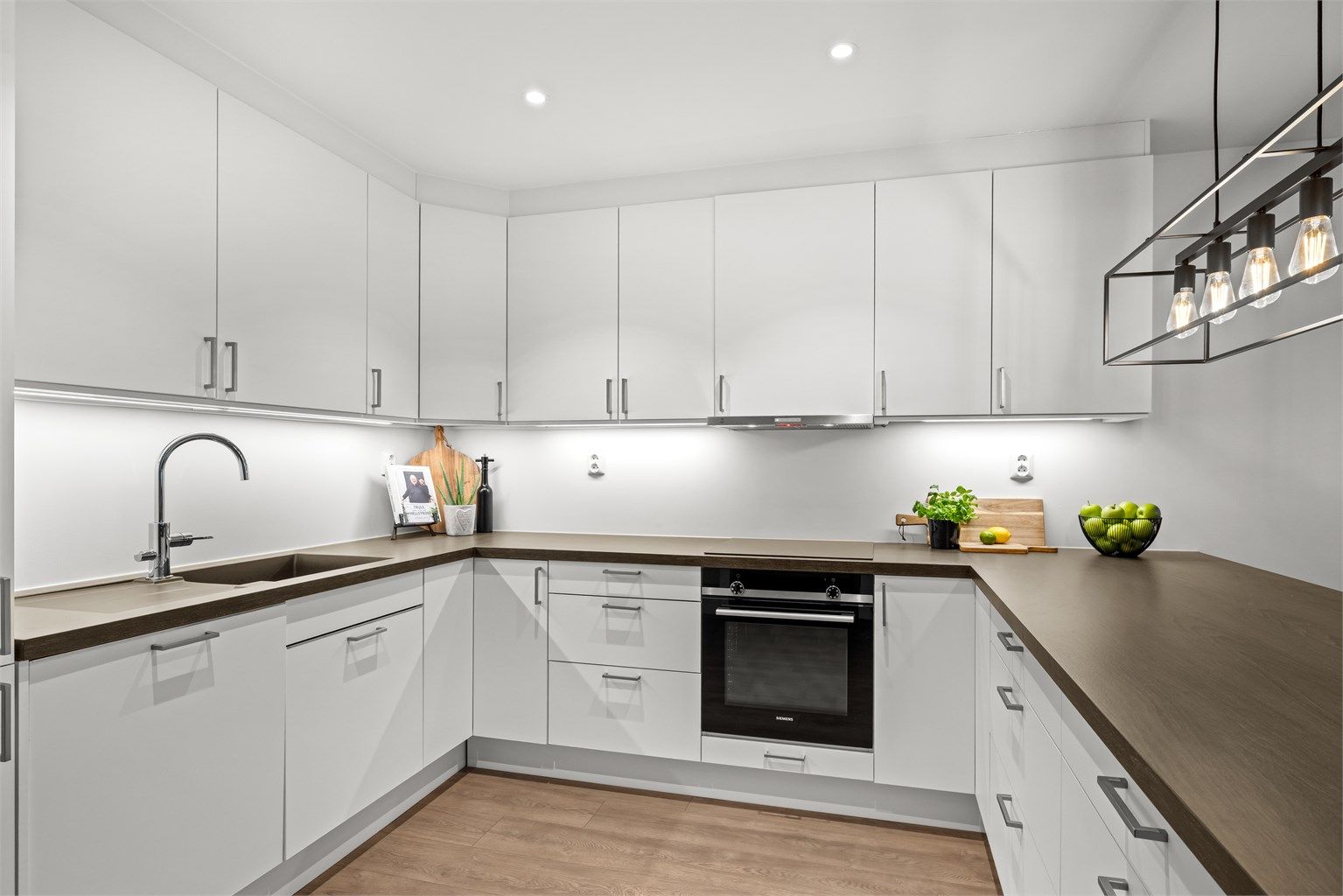 Alle integrerte hvitevarer på kjøkkenet medfølger handelen.