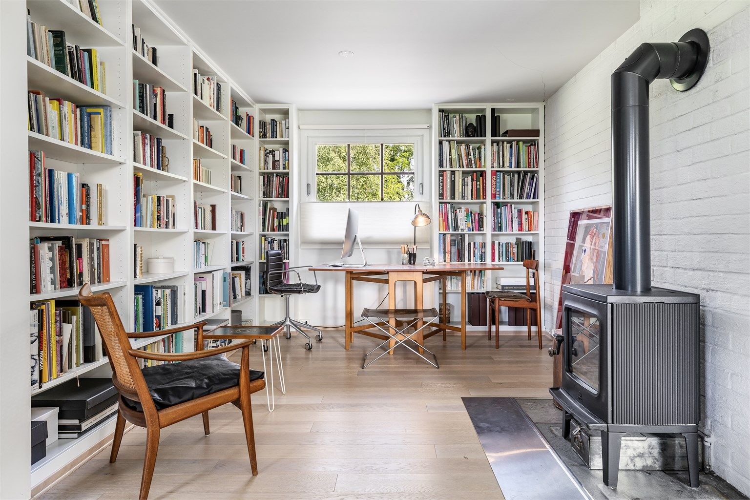 Biblioteksdel av stuen - velegnet også som kontor.