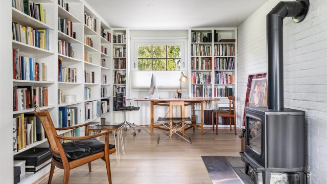 Biblioteksdel av stuen - velegnet også som kontor.