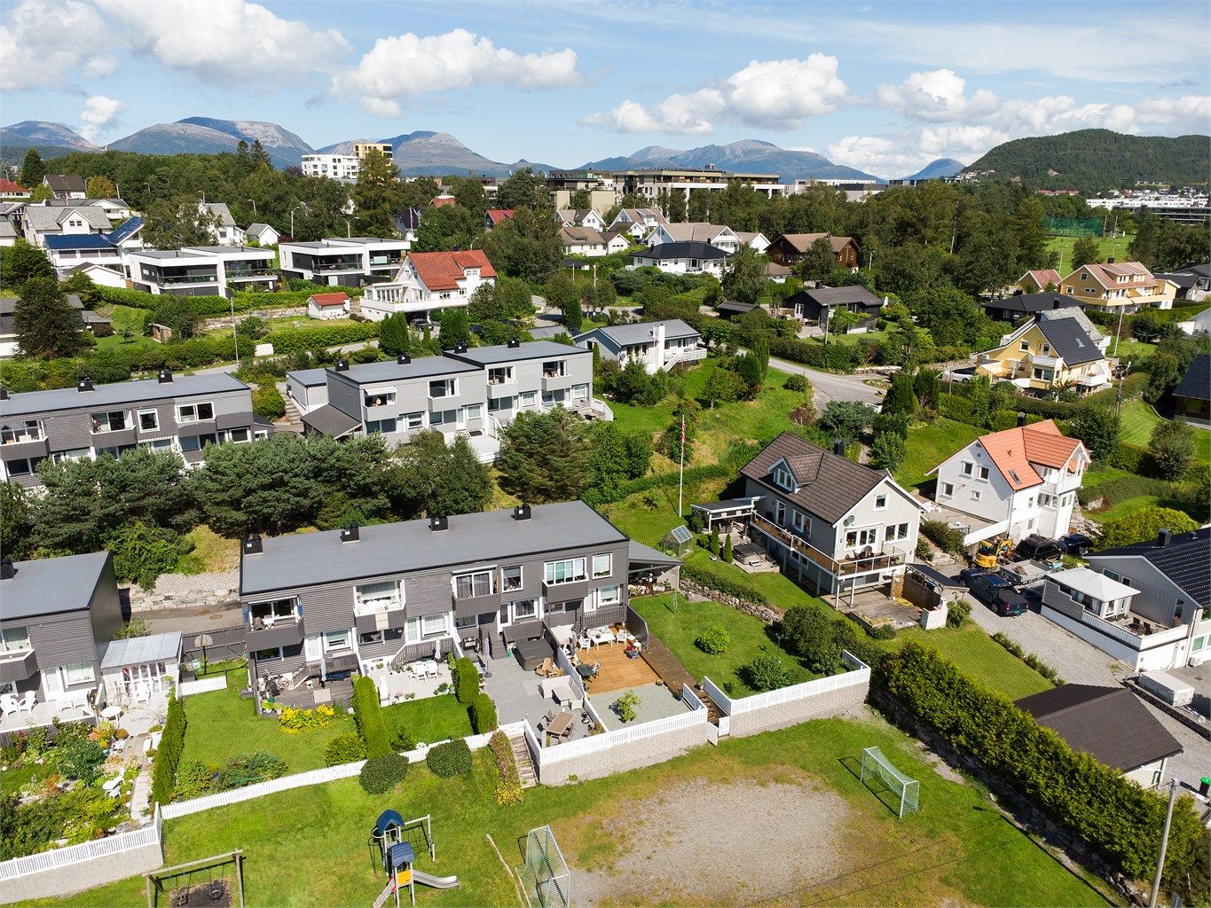 Rolige omgivelser med nærhet til barnehager og idrettsanlegg.