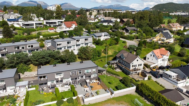 Rolige omgivelser med nærhet til barnehager og idrettsanlegg.
