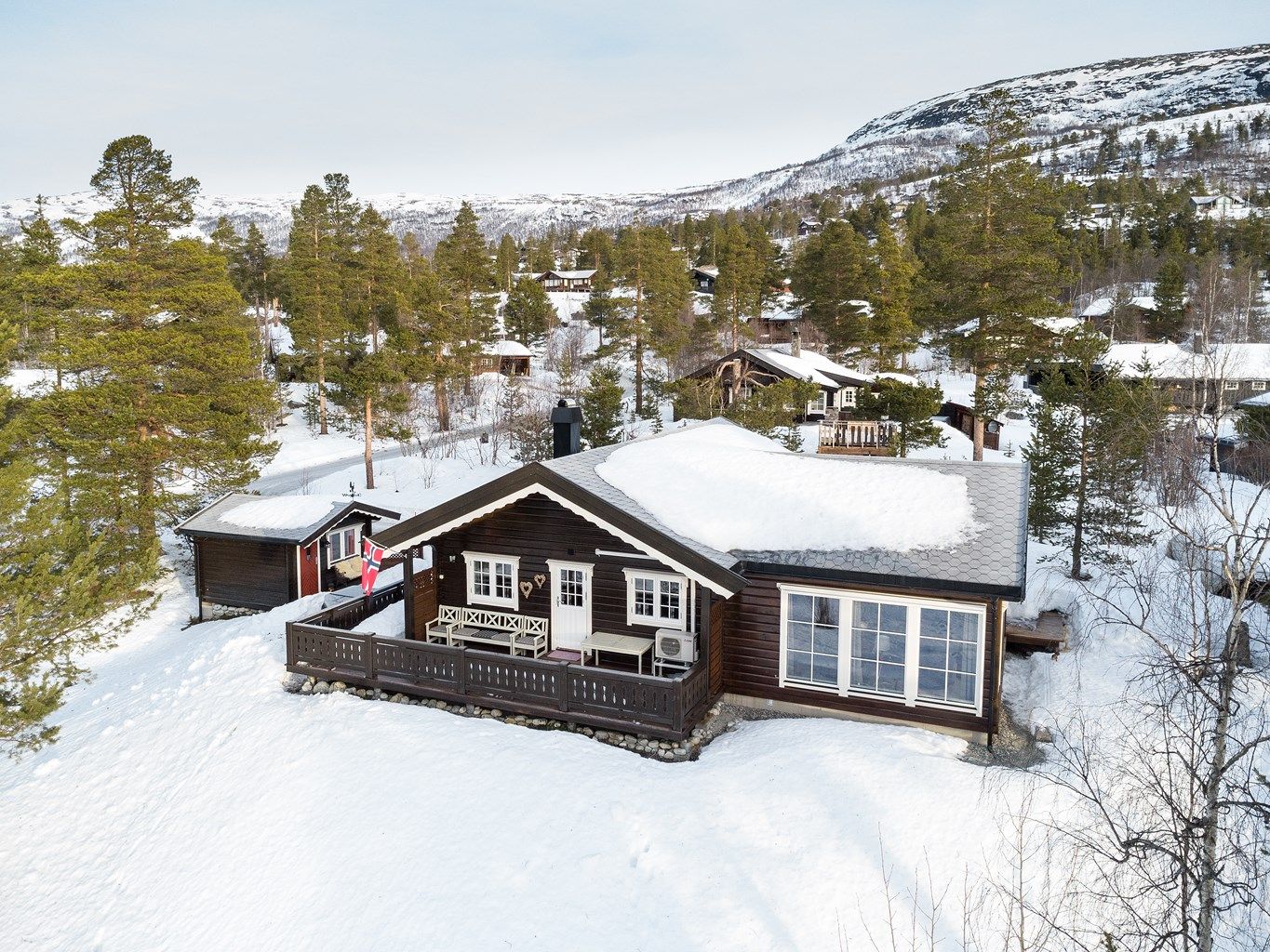 Krogsveen Sunnmøre v/Eiendomsmegler Harald Osdal har gleden av å presentere Bergvegen 3, en flott og velholdt hytte beliggende i Haugafeltet på Bjorli
