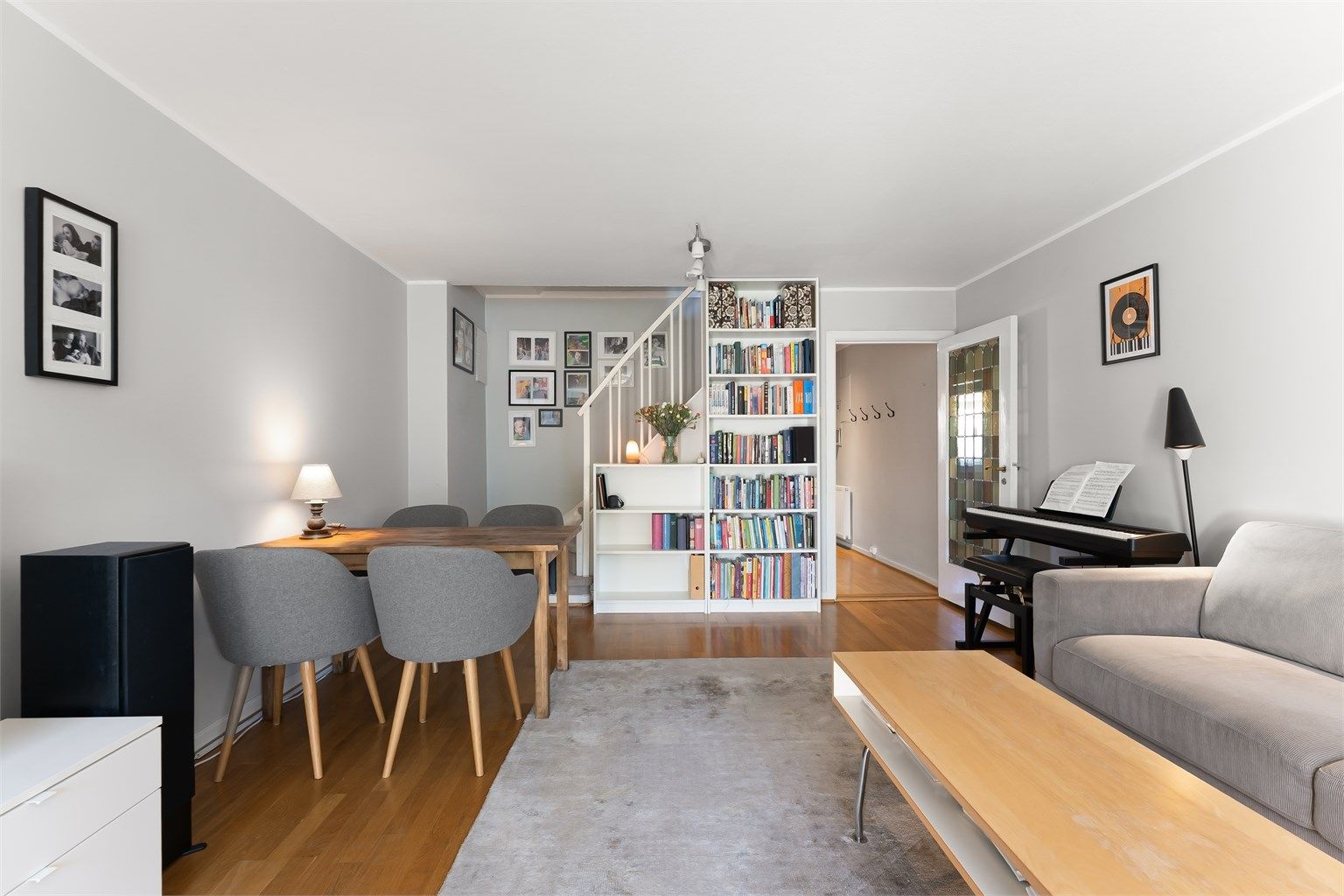 Den åpne løsningen gir en god romfølelse og fin flyt.