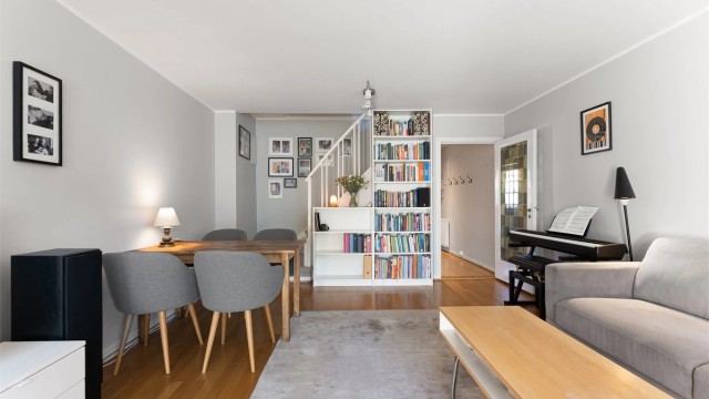 Den åpne løsningen gir en god romfølelse og fin flyt.