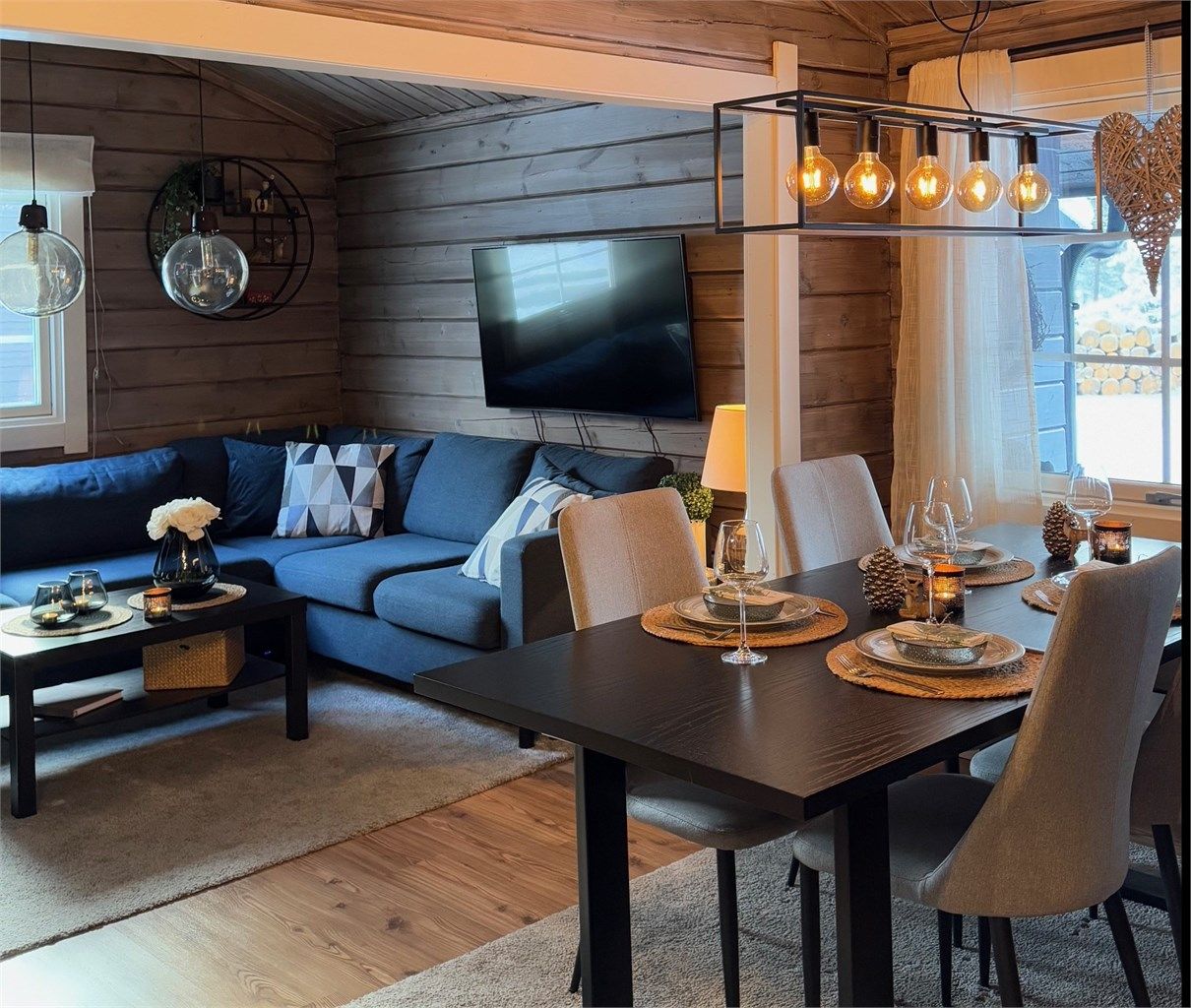 Stue med god plass til både sofagruppe og spisestue samt dels åpen løsning mot kjøkken