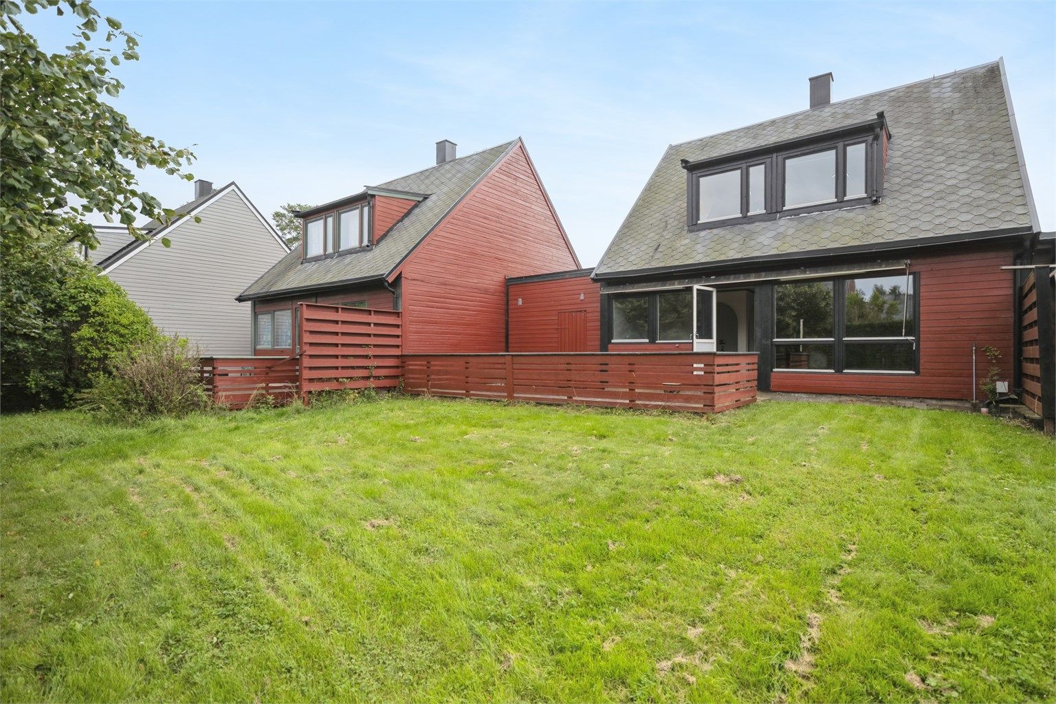 Herlig og solrik hage hvor både unge og voksne kan boltre seg 