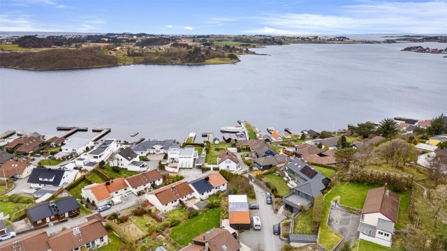 Fine turområder og bademuligheter like ved boligen.