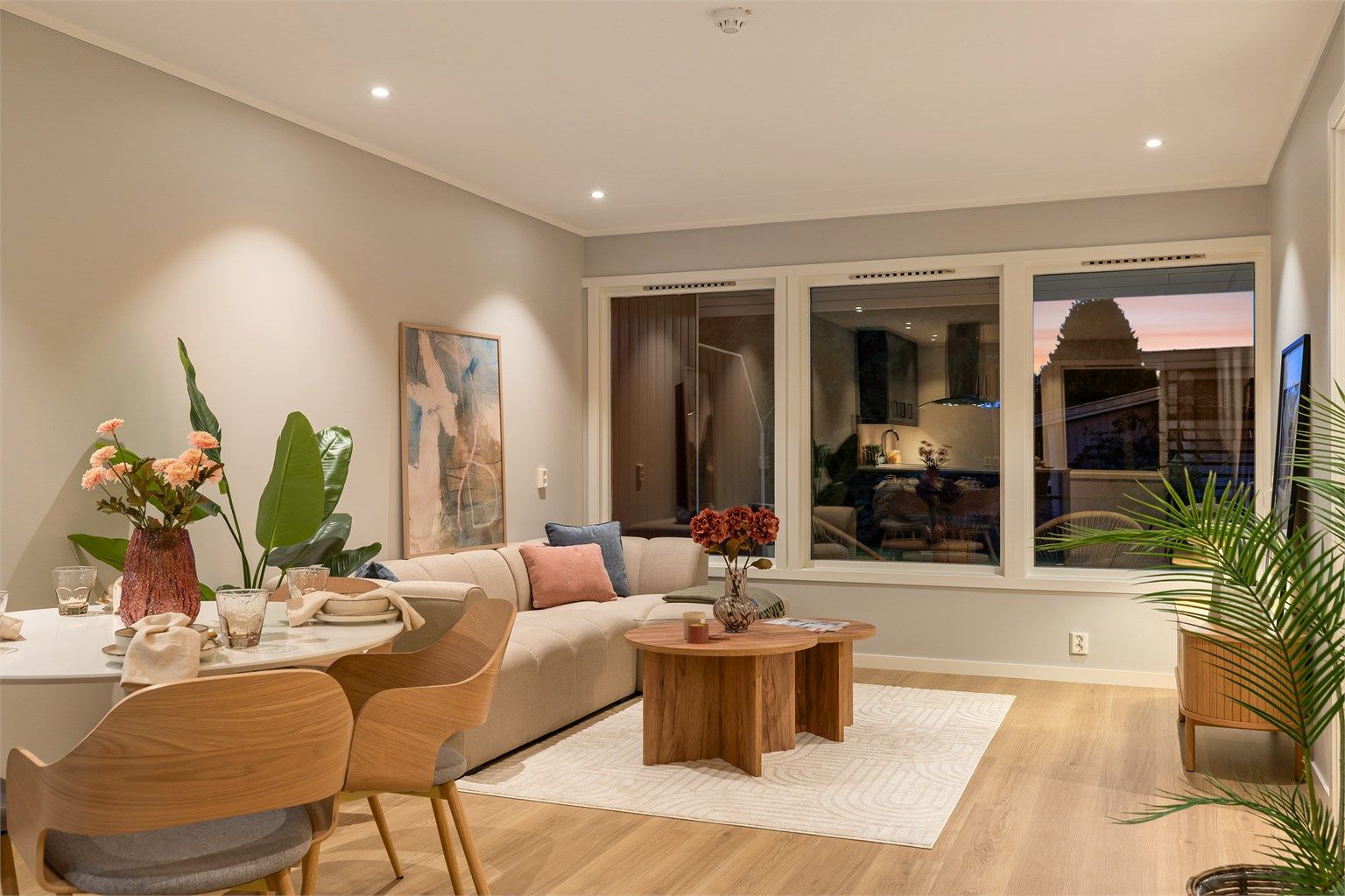 012_Med en rektangulær og a°pen gulvflate pa° romslige 20 kvm. er stuen enkel a° møblere - gjerne med to sittegrupper..jpg