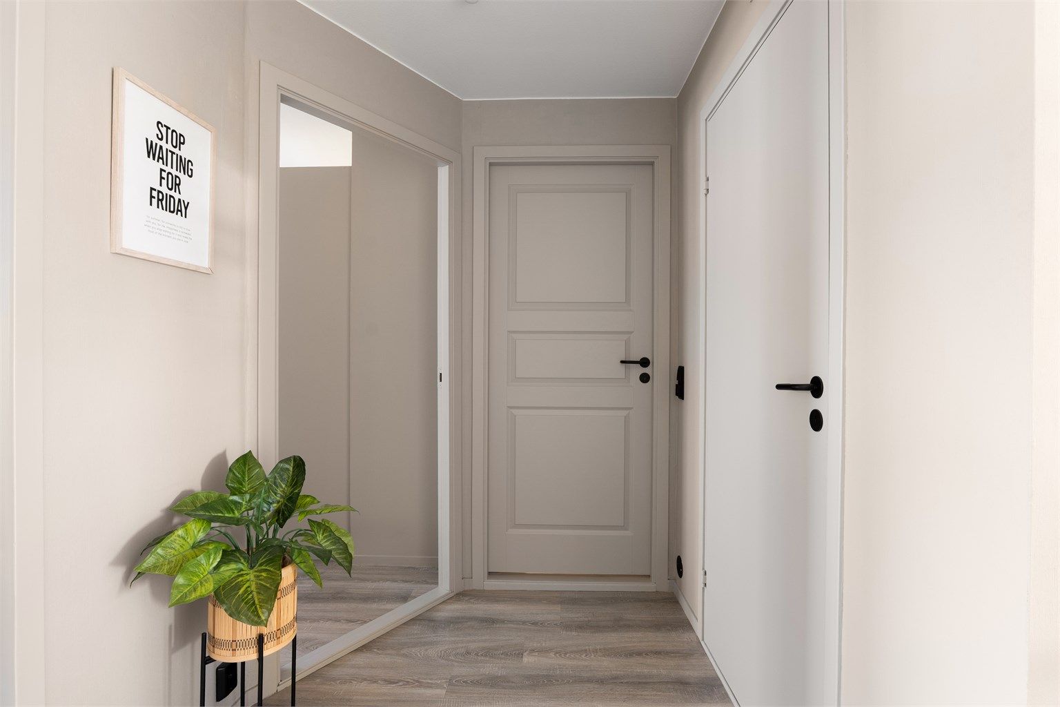 Badet og soverommet er praktisk samlet rundt indre del av entreen. Her er også leilighetens innvendige bod, som i senere år har vært benyttet som walk-in closet.