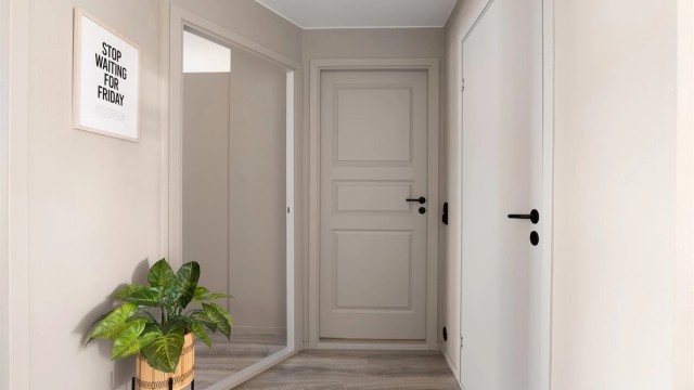 Badet og soverommet er praktisk samlet rundt indre del av entreen. Her er også leilighetens innvendige bod, som i senere år har vært benyttet som walk-in closet.