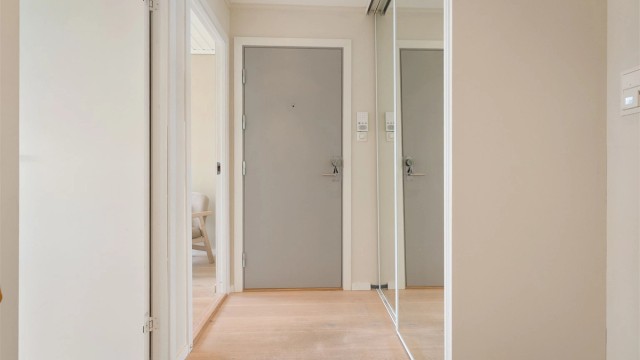 Entré med plass til garderobeløsning. Ytterdøren er brannklassifisert (B30).