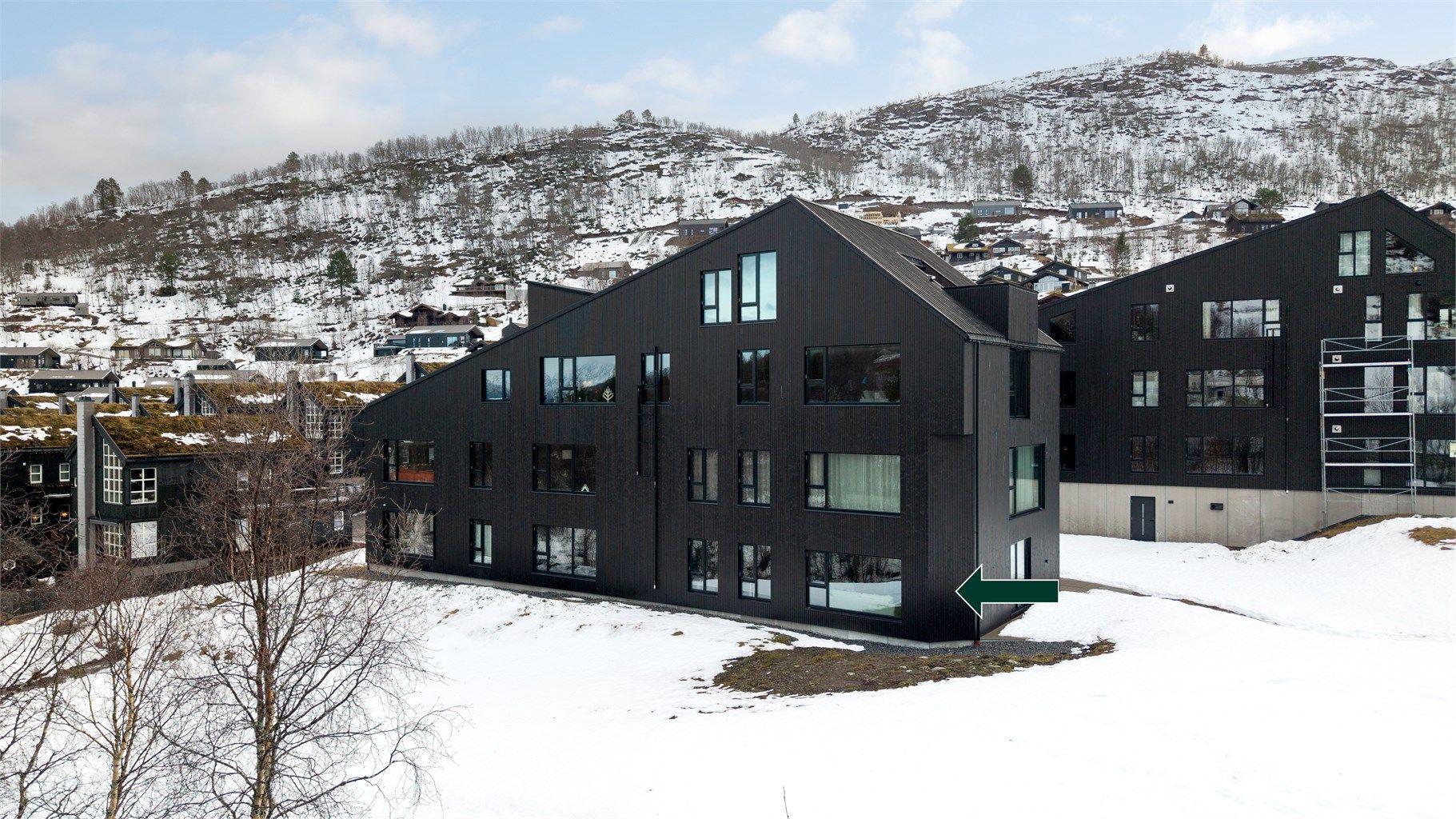 Fasade av sameiet, med bygg 1 og 2. Leiligheten ligger på hjørne i bygg 1 