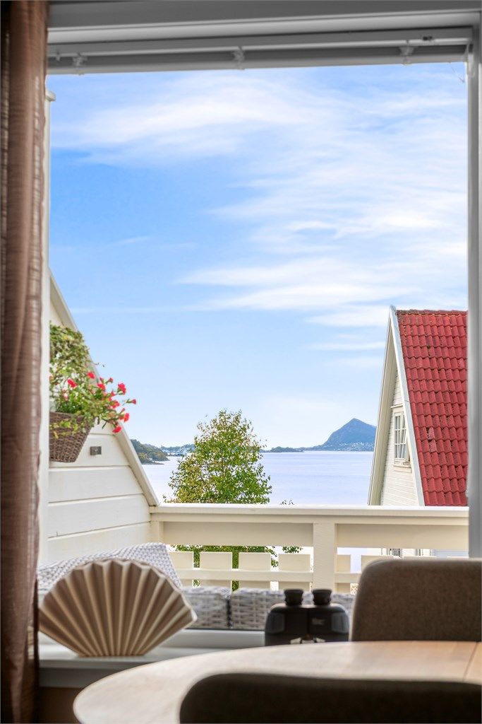 Fjordlandskapet åpner seg med utsikt mot Sukkertoppen.