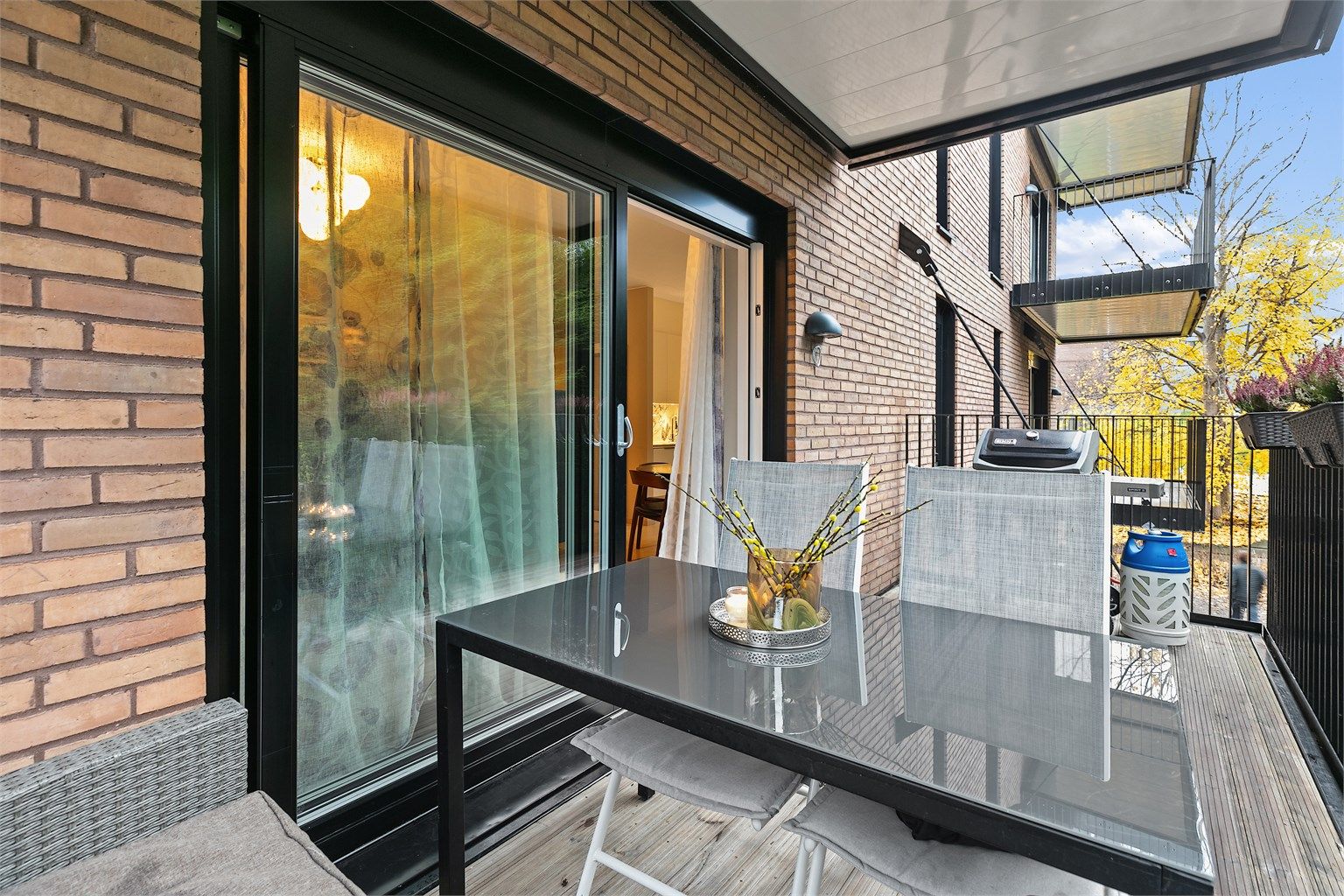 Balkongen fungerer som en forlengelse av stuen på varme sommerdager.