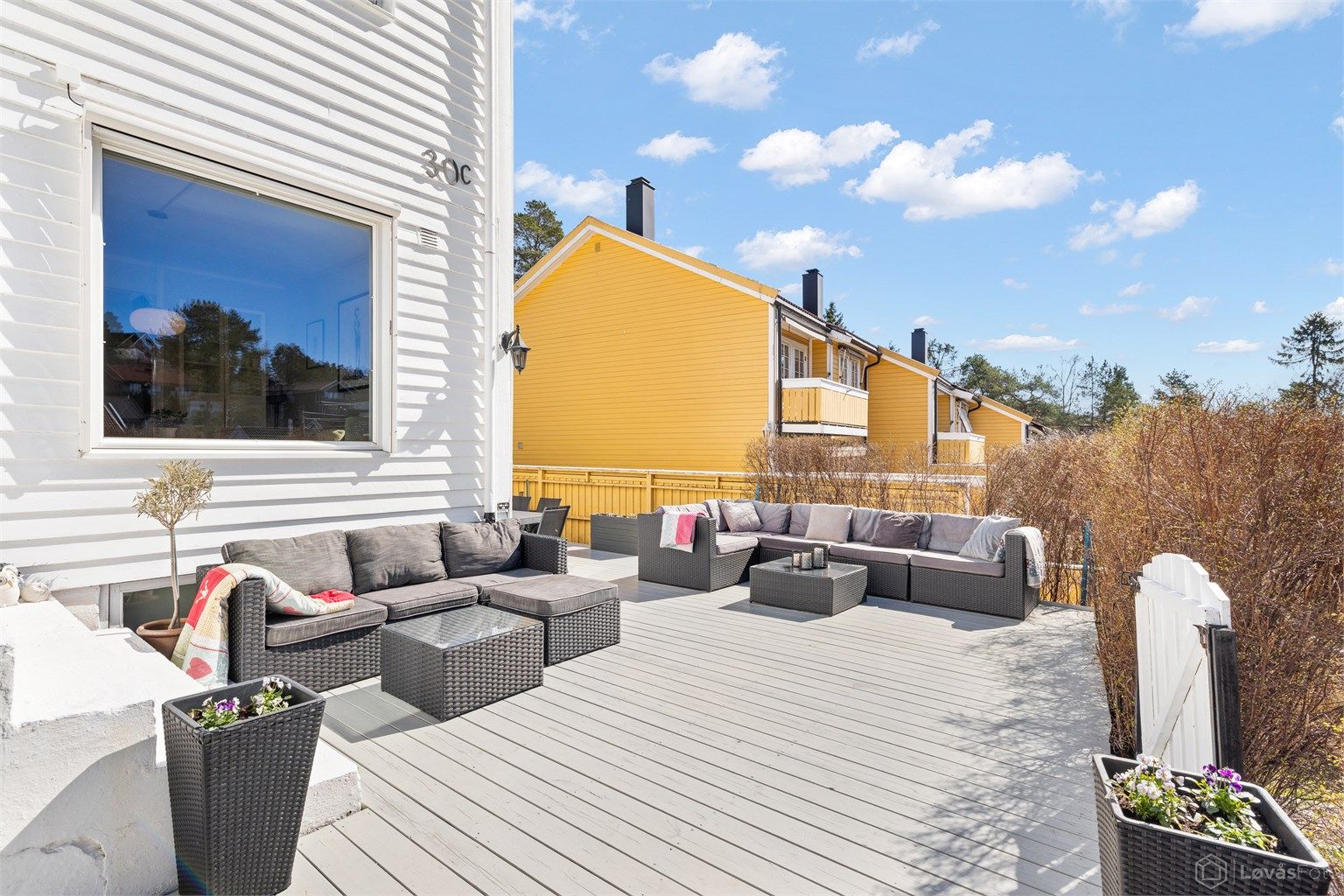 Terrassen er bygget i trekonstruksjoner og har god plass til flere sittegrupper.