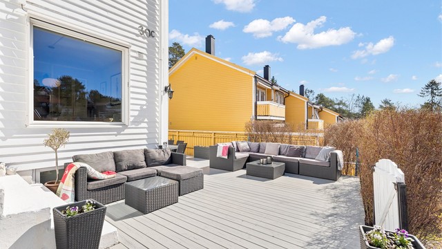 Terrassen er bygget i trekonstruksjoner og har god plass til flere sittegrupper.