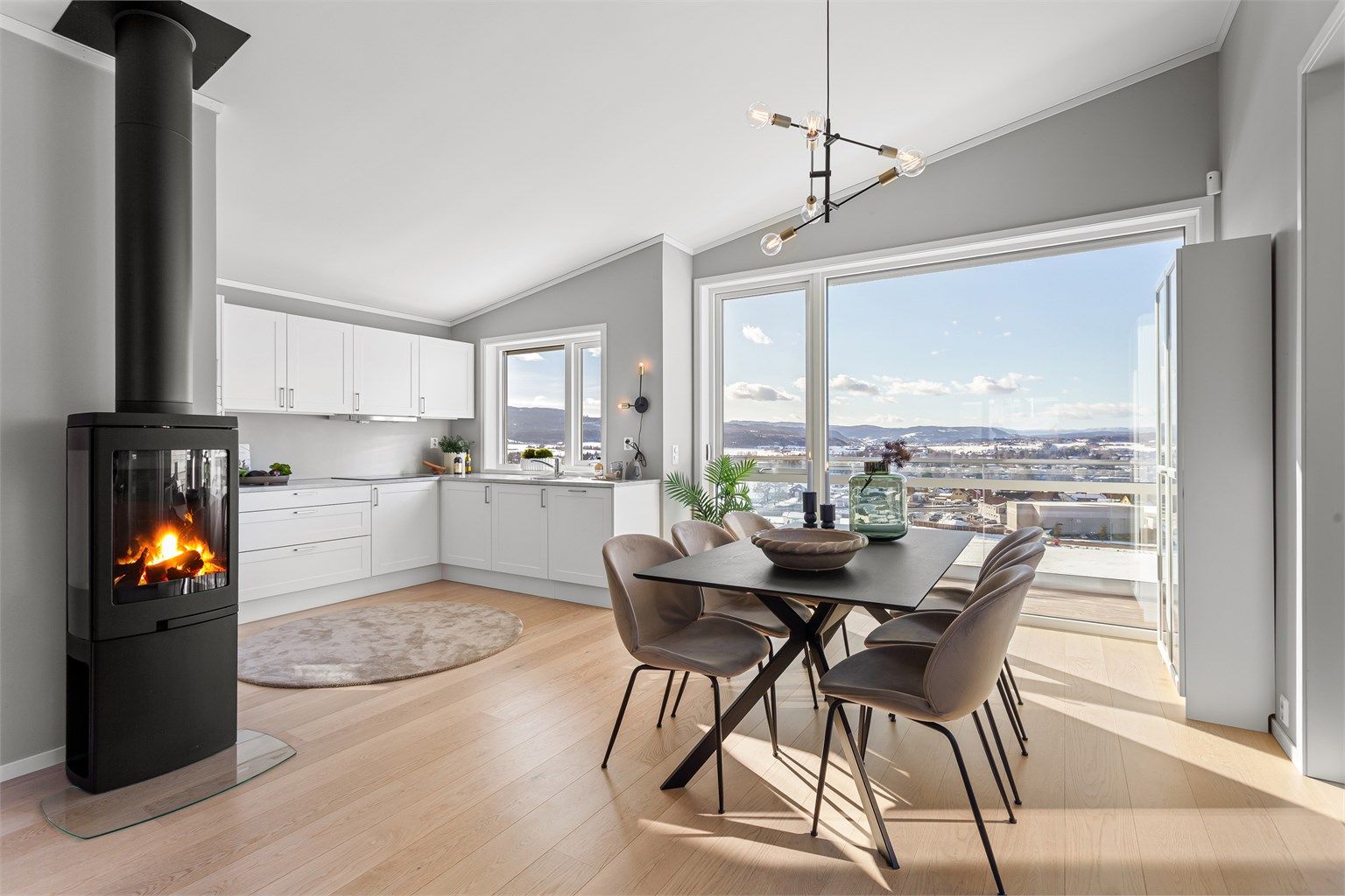 Åpen løsning mellom stue og kjøkken