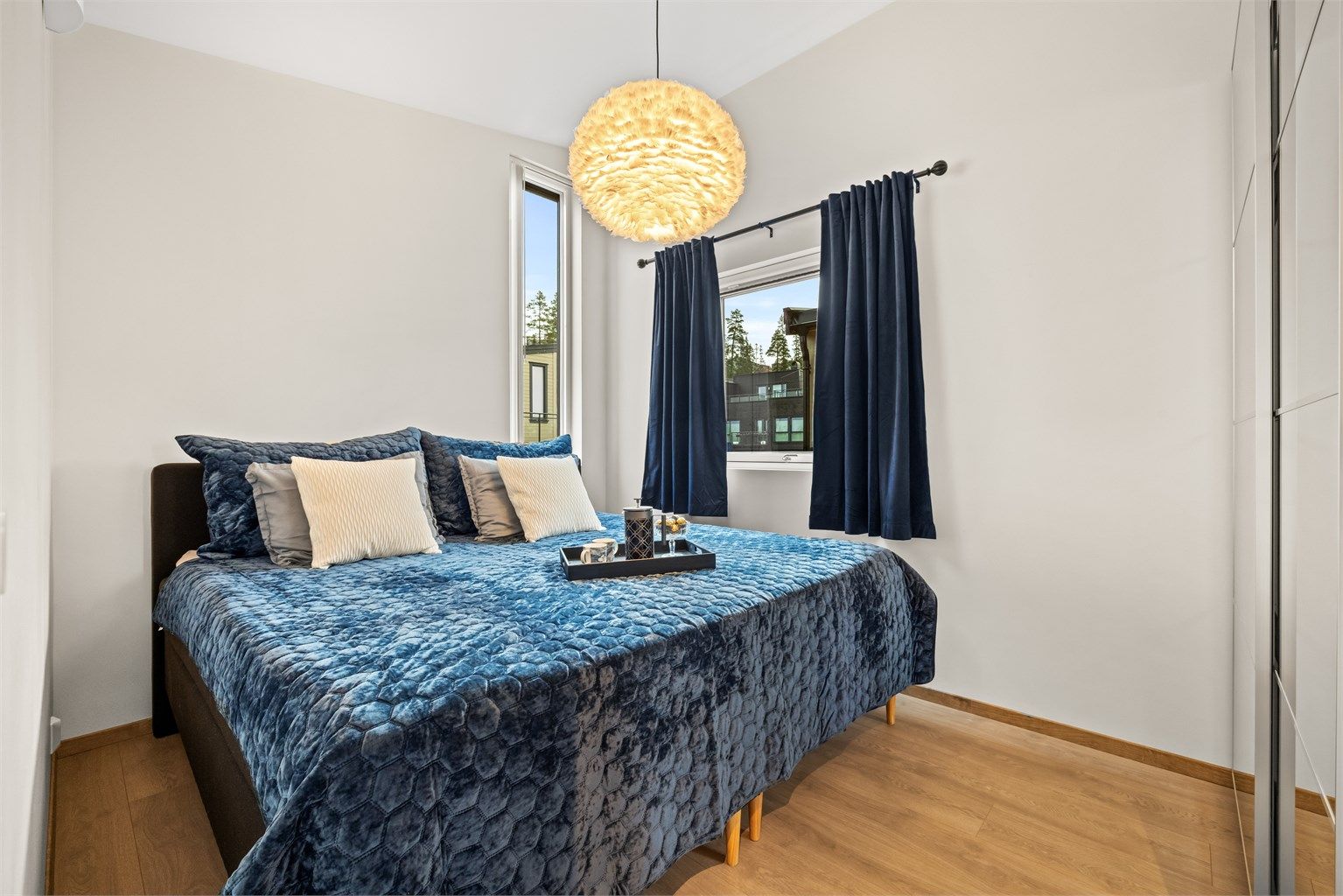 Hovedsoverommet er romslig og har plass til en stor seng. Avbildet seng er i størrelse 210x210