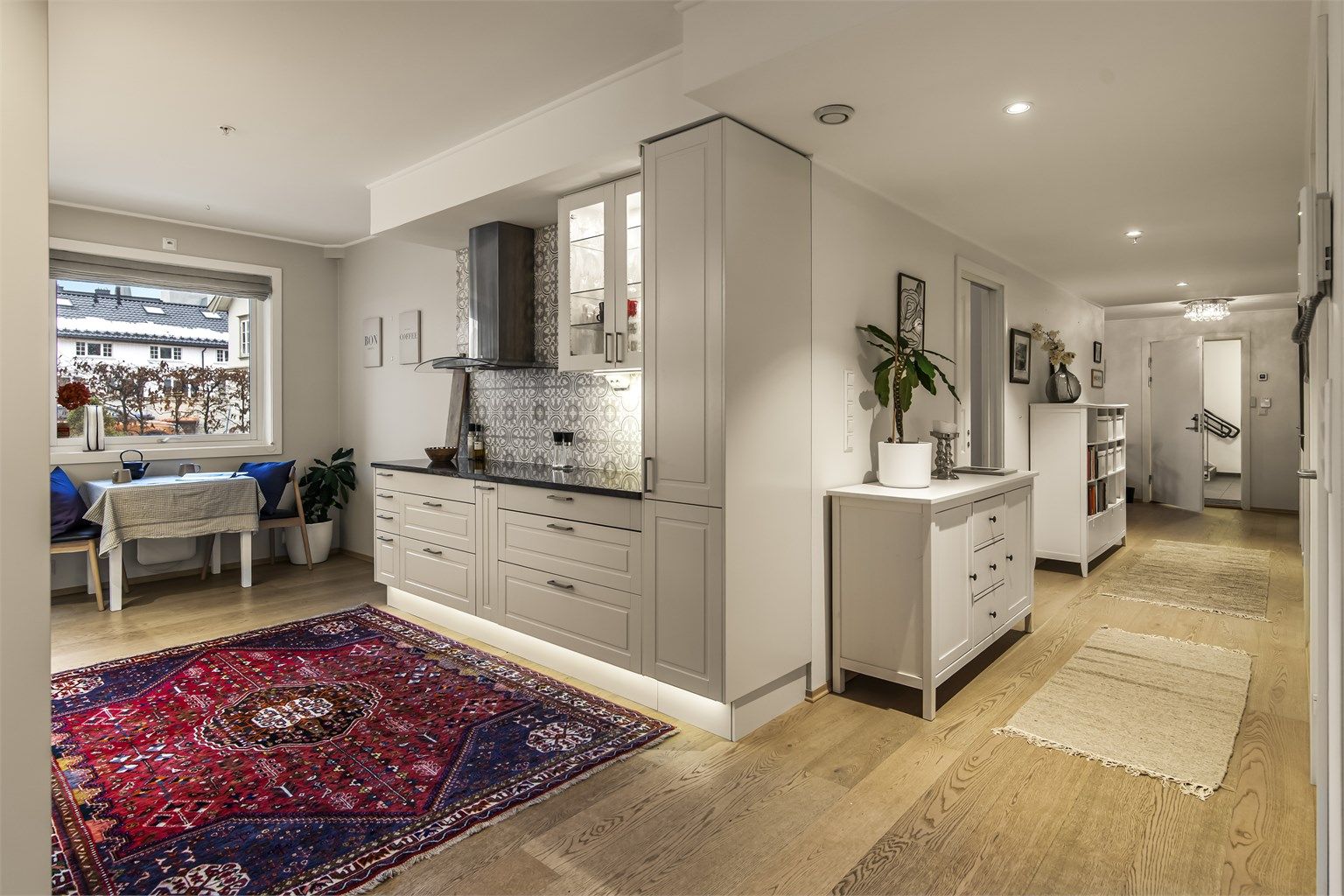 Koselig spiseplass på kjøkkenet for de daglige måltider med utgang til terrasse