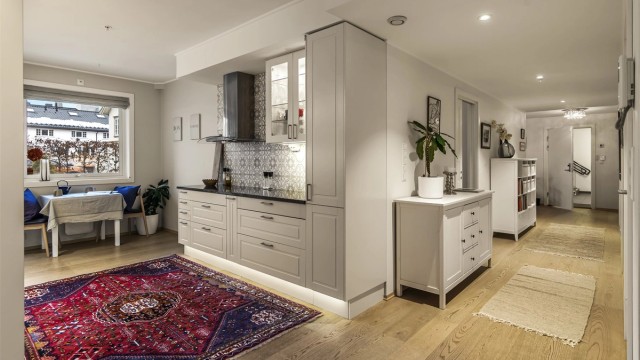 Koselig spiseplass på kjøkkenet for de daglige måltider med utgang til terrasse