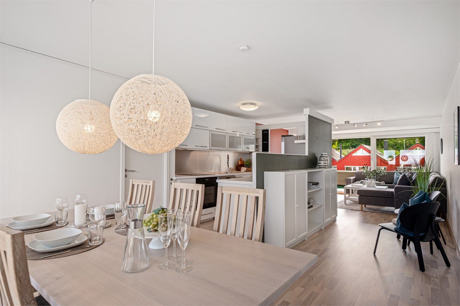 Leiligheten er gjennomgående med god lysforhold i boligen og avdelte soner. 