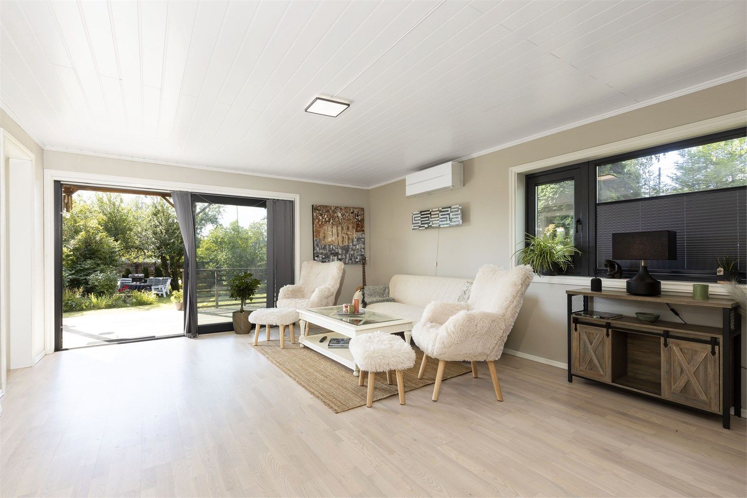 Boligen har hovedsakelig gulver med laminat og belegg. Vegger med malte slette flater. Himlinger med mdf panel, og ett-speils innerdører. 