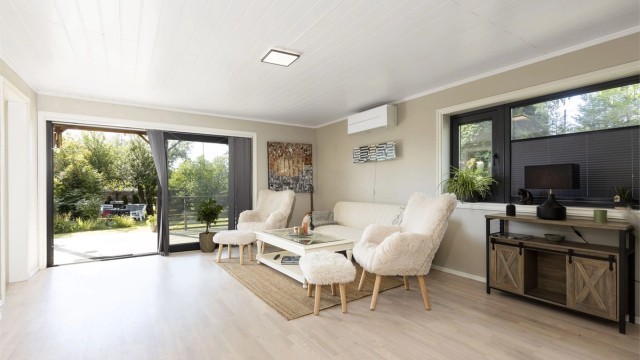 Boligen har hovedsakelig gulver med laminat og belegg. Vegger med malte slette flater. Himlinger med mdf panel, og ett-speils innerdører.