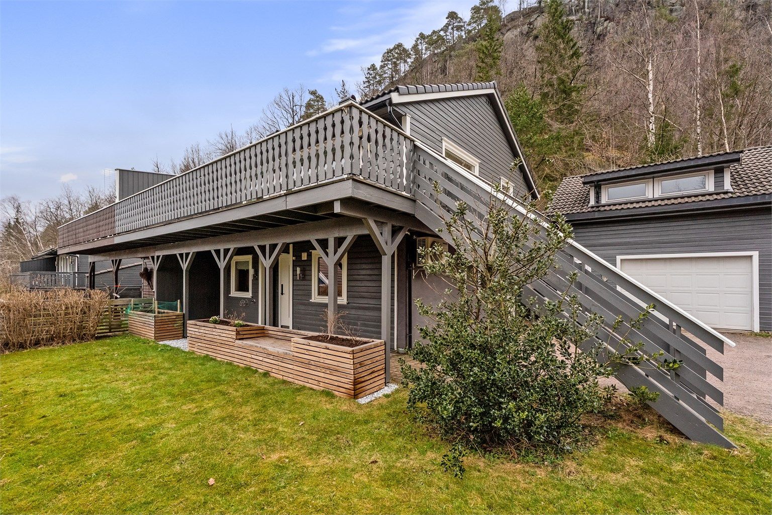 Krogsveen v/Azra Hadzic har gleden av å presentere Moskedalen 23 - en innholdsrik tomannsbolig med flere uteplasser, stor garasje og gode solforhold. Foto: Hans Nøstdahl