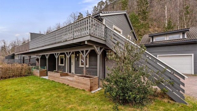 Krogsveen v/Azra Hadzic har gleden av å presentere Moskedalen 23 - en innholdsrik tomannsbolig med flere uteplasser, stor garasje og gode solforhold. Foto: Hans Nøstdahl