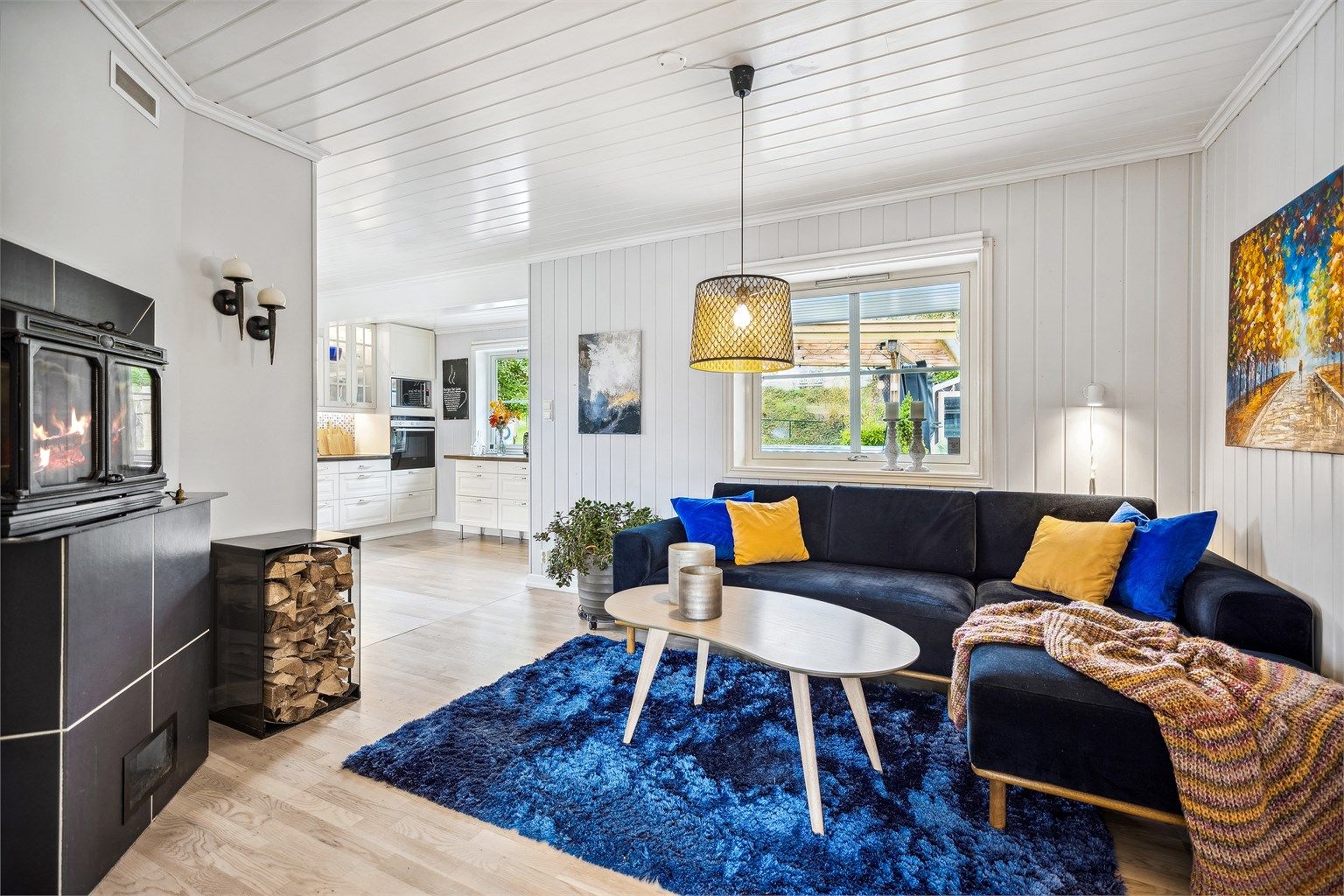 Boligen har en sosial delvis åpen stue- og kjøkkenløsning som danner et flott allrom med flere muligheter for møblering